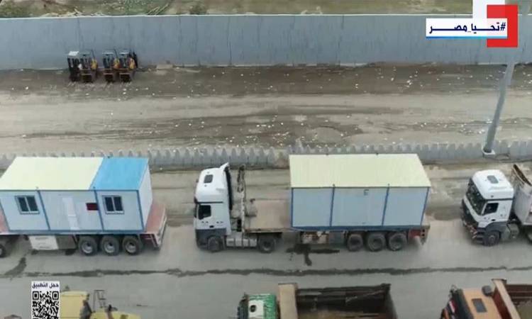 عشرات الشاحنات والمنازل المتنقلة أمام معبر رفح لدخول غزة