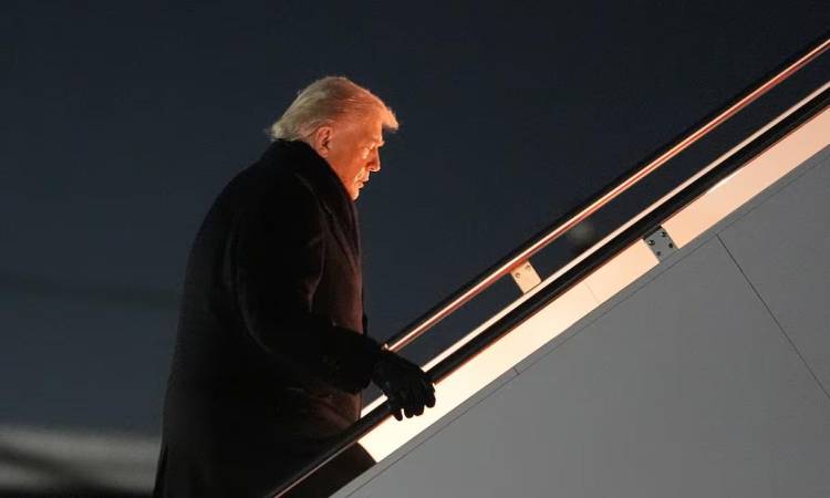 ترامب خلال صعوده إلى الطائرة الرئاسية