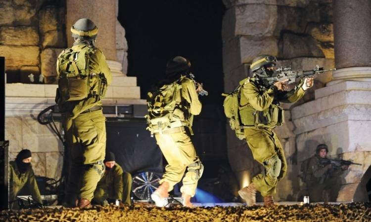 قوات الاحتلال الإسرائيلي تقتحم إحدى المناطق الفلسطينية