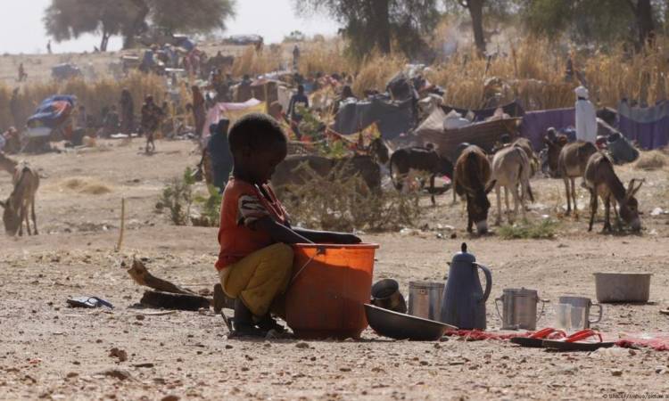طفل يبحث عن طعام في مخيم للنازحين بمدينة الفاشر