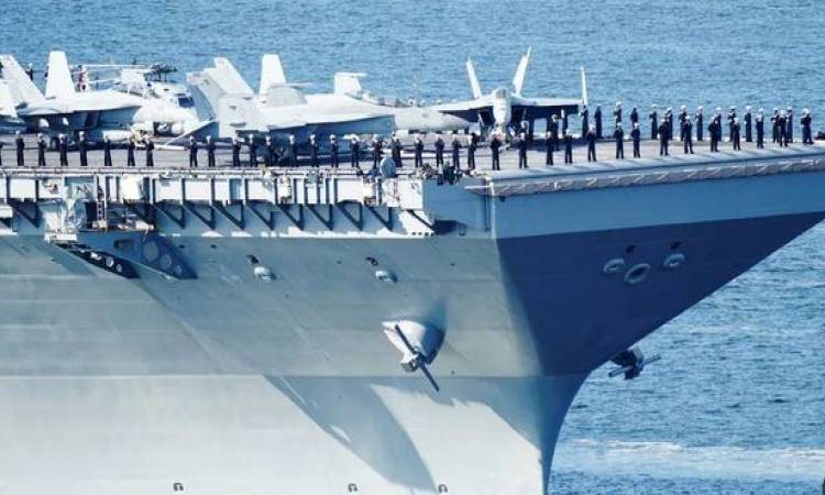 حاملة طائرات أمريكية