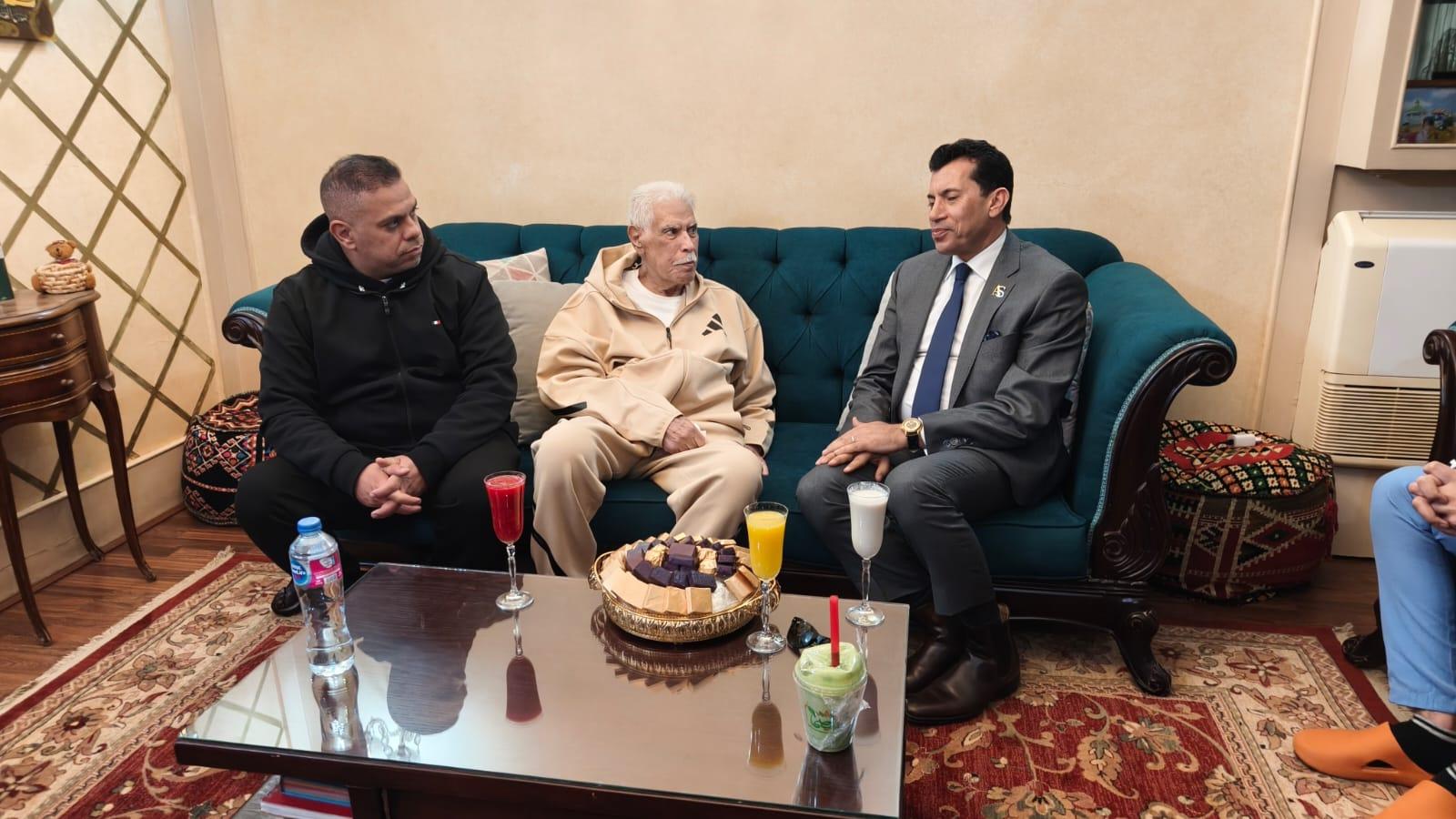 وزير الرياضة برفقة المعلم حسن شحاتة