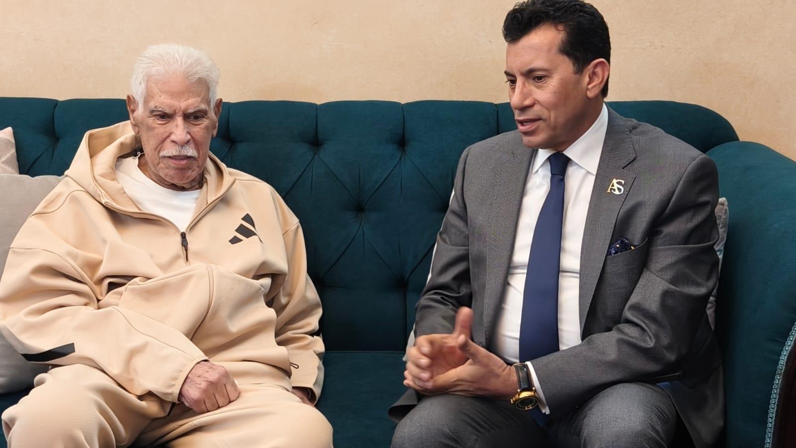 وزير الرياضة برفقة المعلم حسن شحاتة
