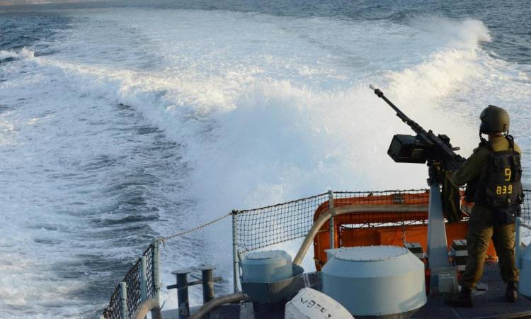 زوارق الاحتلال تطلق النار قبالة شواطئ وسط غزة