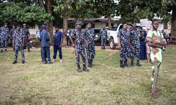 الشرطة النيجيرية في موقع الحادث