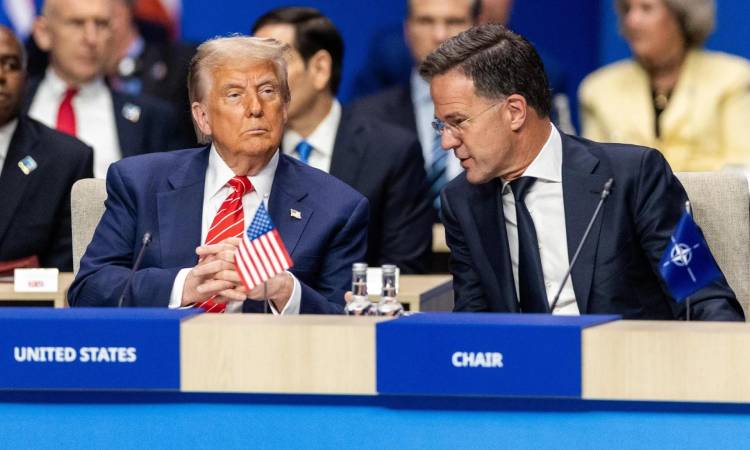 الرئيس الأمريكي ترامب والأمين العام للناتو مارك روته