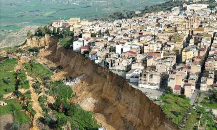 انهيار أرضي يهدد بلدة «نيشيمي» بصقلية