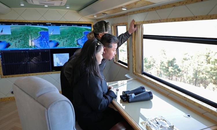 كيم جونج أون شرف على تجربة إطلاق صواريخ