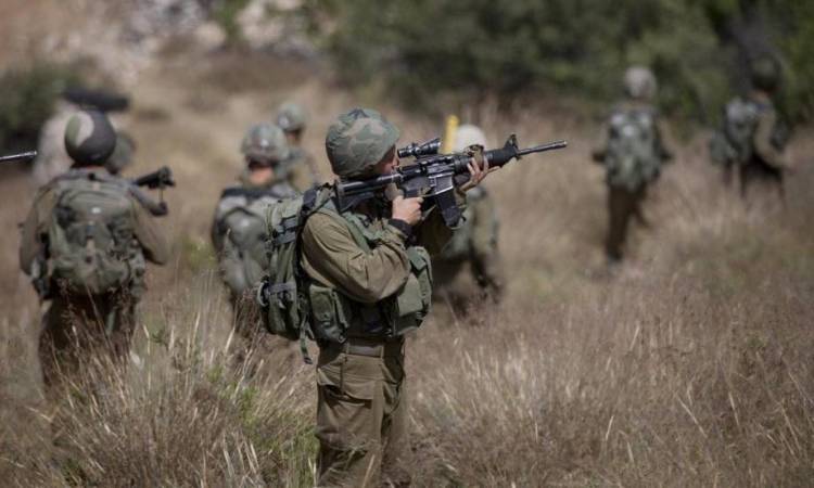 أحد جنود الاحتلال يطلق النار على الفلسطينيين