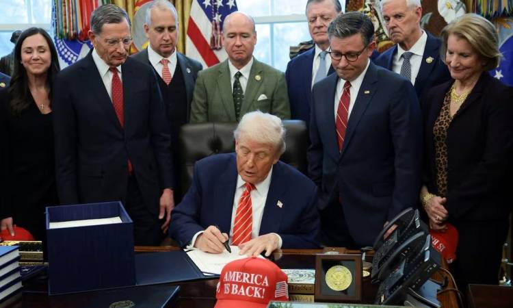 ترامب يوقع مشروع قانون الإنفاق الحكومي